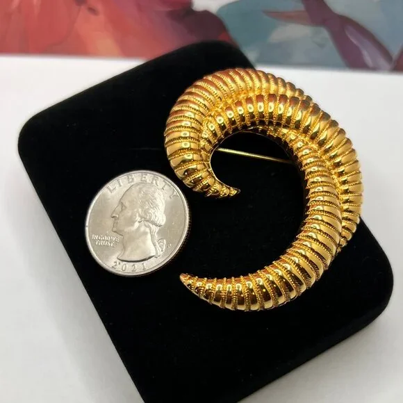 Monet Layered Crescent Brooch (Susan Caplan Rediscovered Selection) - Picture 4 of 5